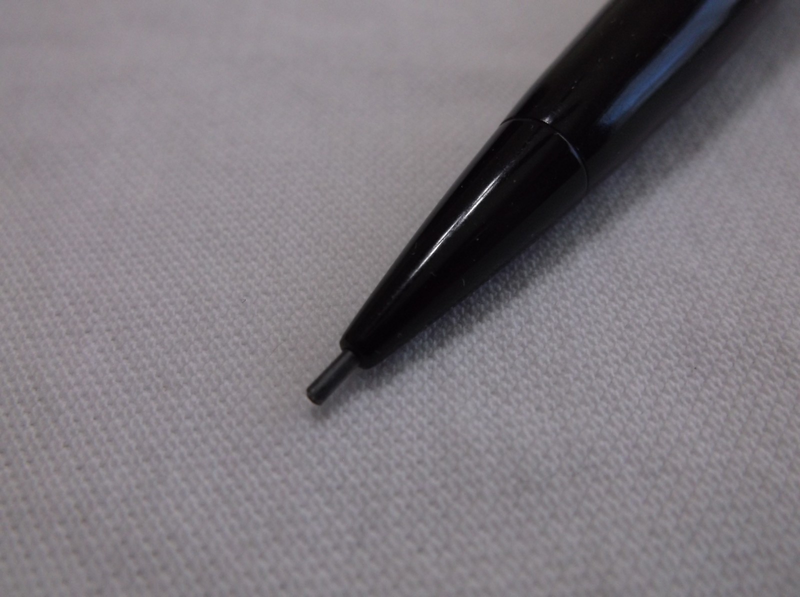 VINTAGE EVERSHARP SKYLINE BLACK AND GOLD FILLED MECHANCIAL PENCIL / 1.18 mm LEAD
