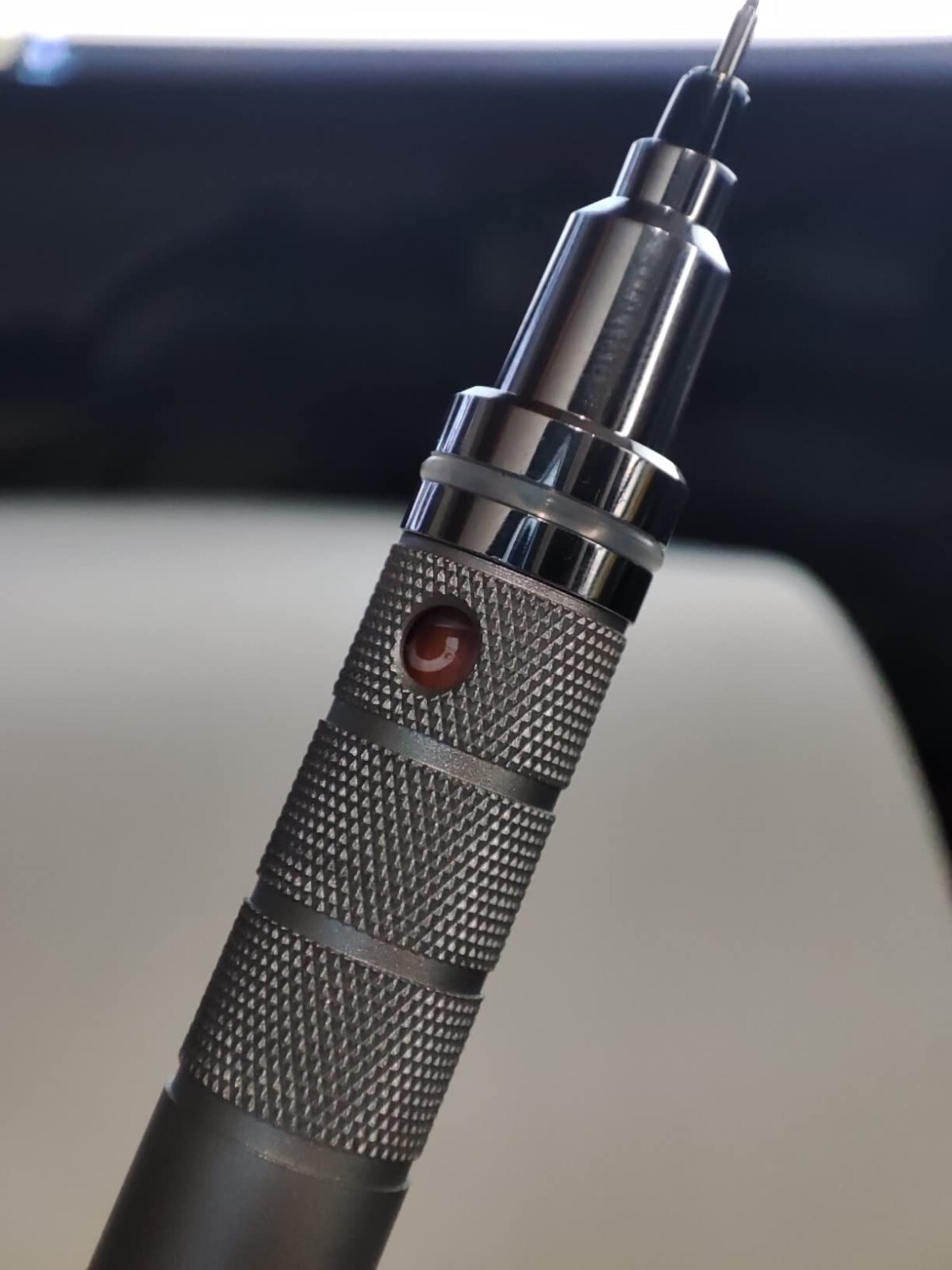 Uni Kuru Toga Roulette Model Auto Lead Rotation 0.5mm Mechanical Pencil Silver