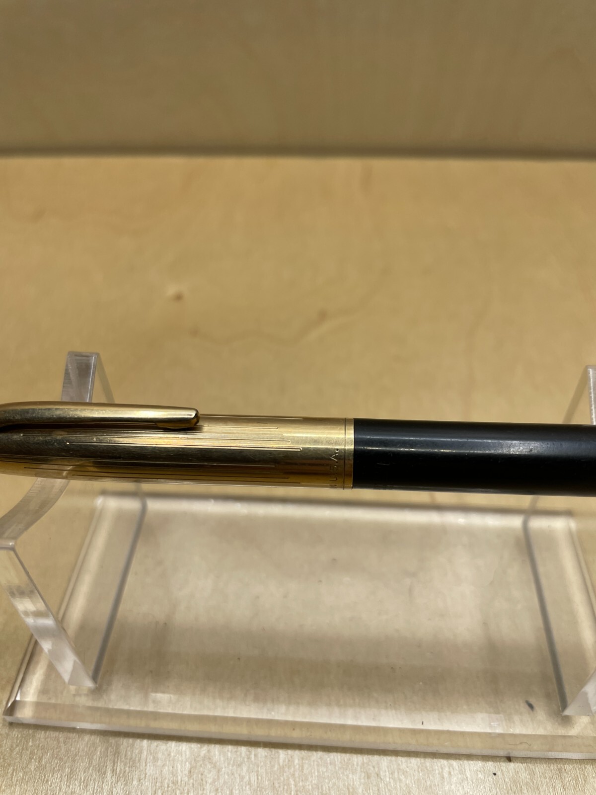 Sheaffer USA Pencil – Gold Vert Line Cap, Black Horiz Line Barrel, White Dot