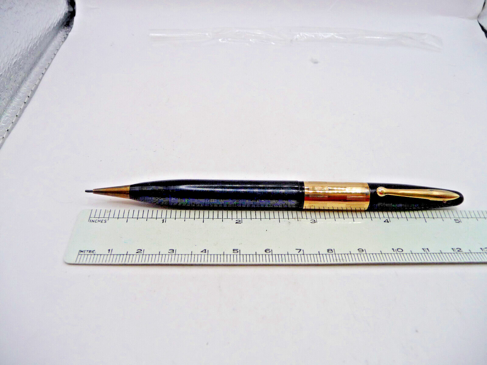Sheaffer Vintage Wide Gold Band 0.9 mm Pencil– Black–working