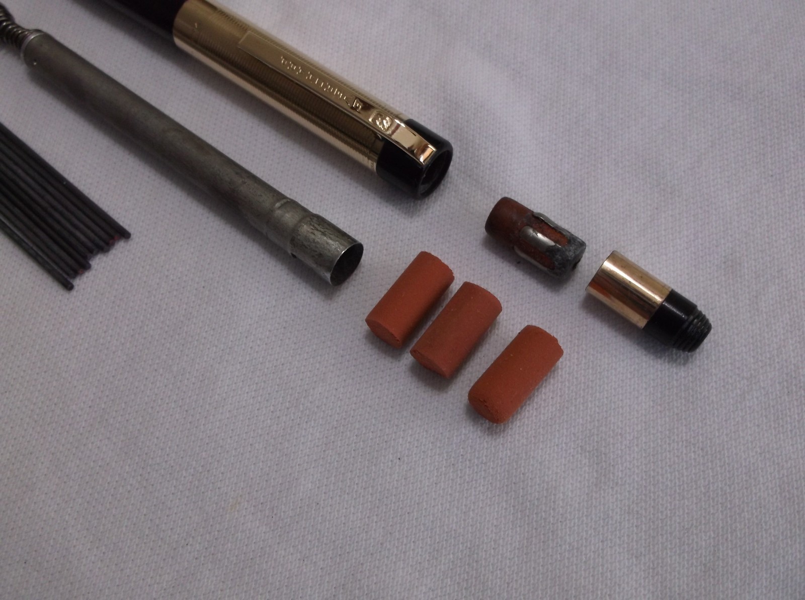 VINTAGE EVERSHARP SKYLINE BLACK AND GOLD FILLED MECHANCIAL PENCIL / 1.18 mm LEAD