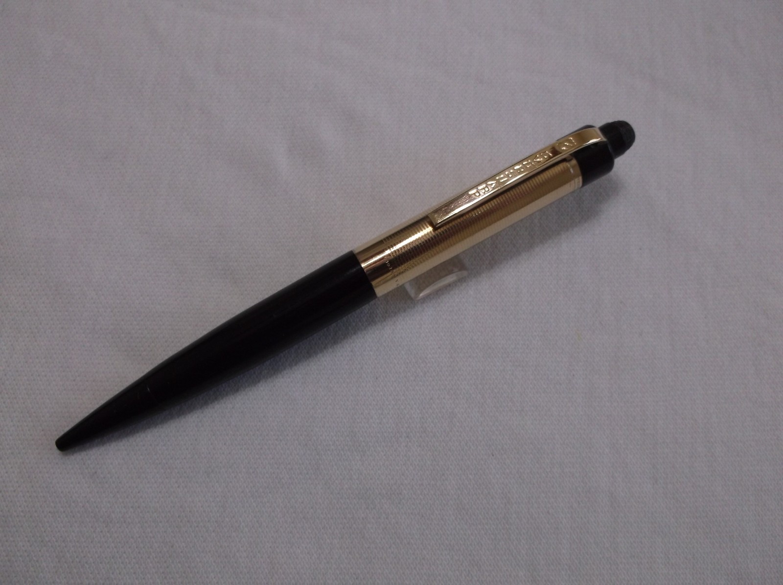 VINTAGE EVERSHARP SKYLINE BLACK AND GOLD FILLED MECHANCIAL PENCIL / 1.18 mm LEAD
