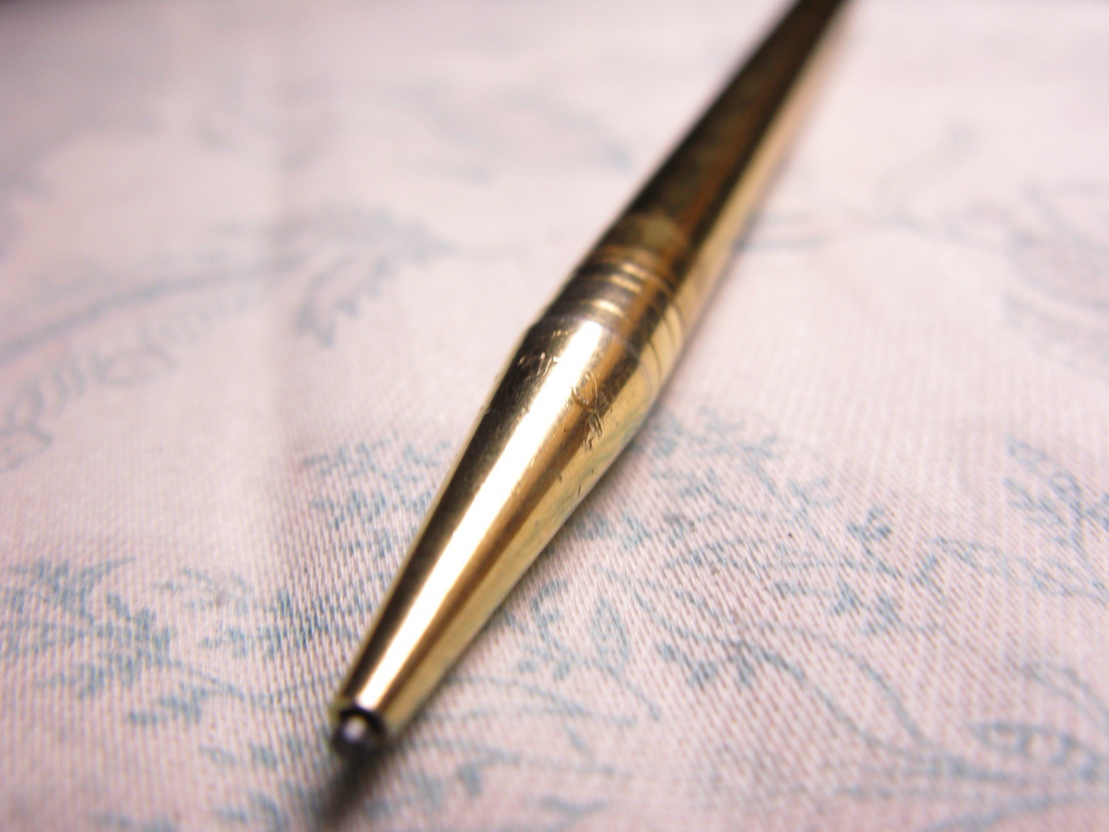 3.5 inch gold tone vintage mechanical pencil Working with lead