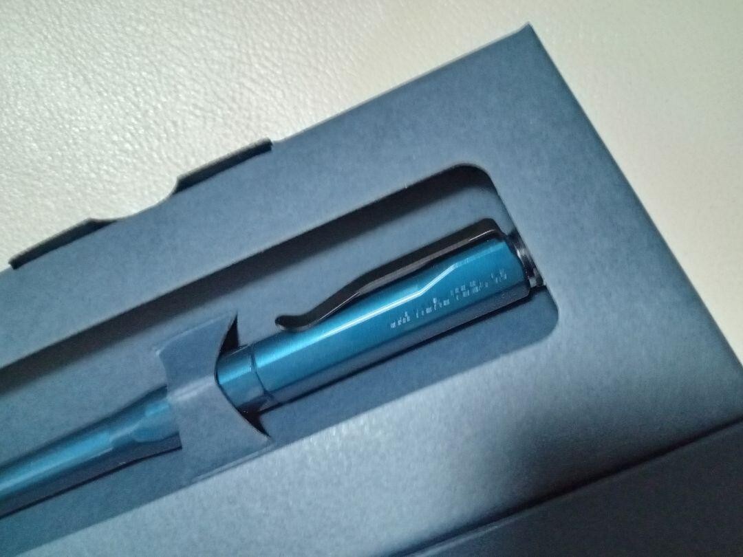Uni Kuru Toga Dive 0.5mm Mechanical Pencil M5-5000 Dense Green In Hand