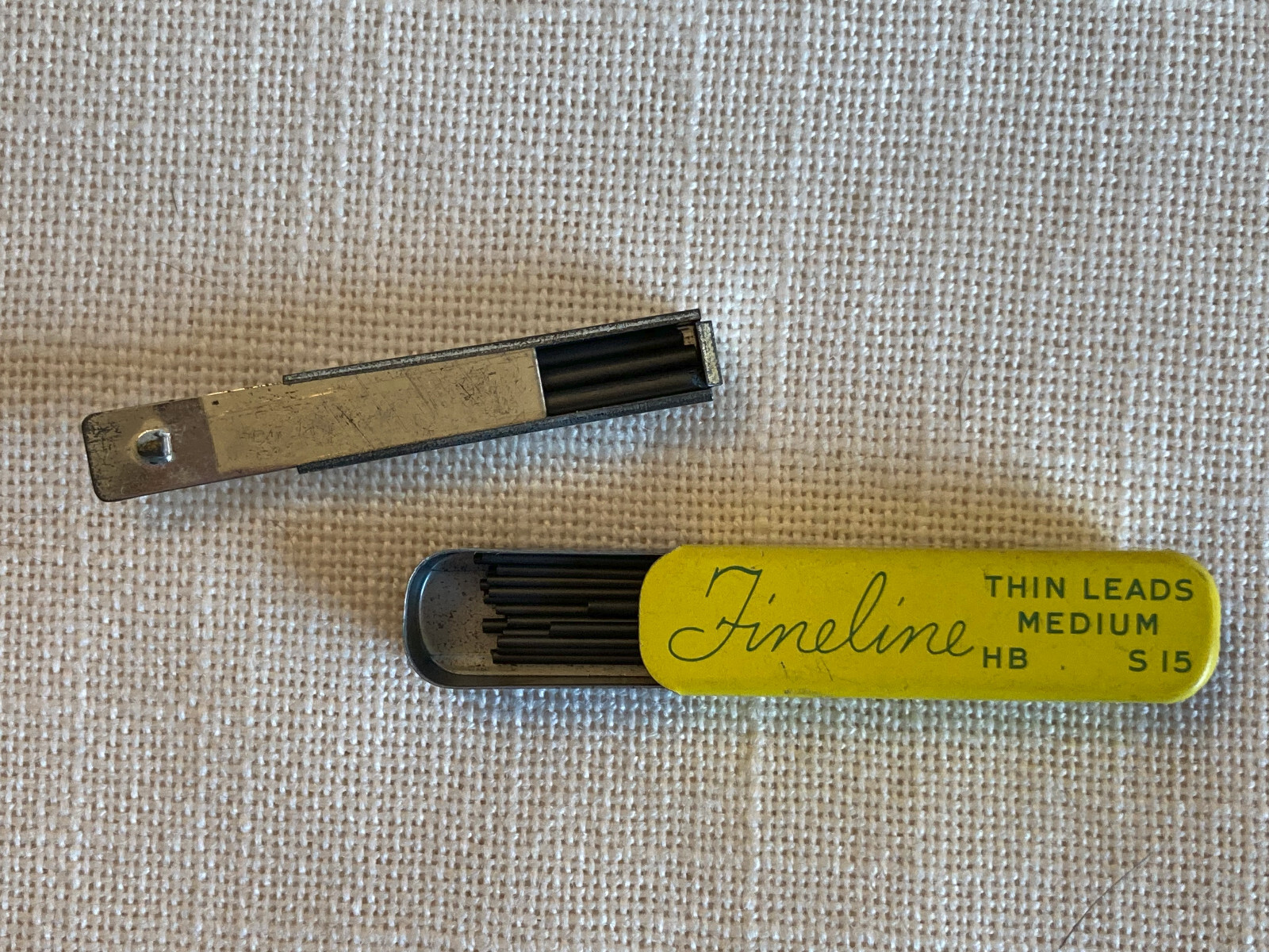 VINTAGE SCHEAFFER FINELINE PENCIL LEADS IN TIN