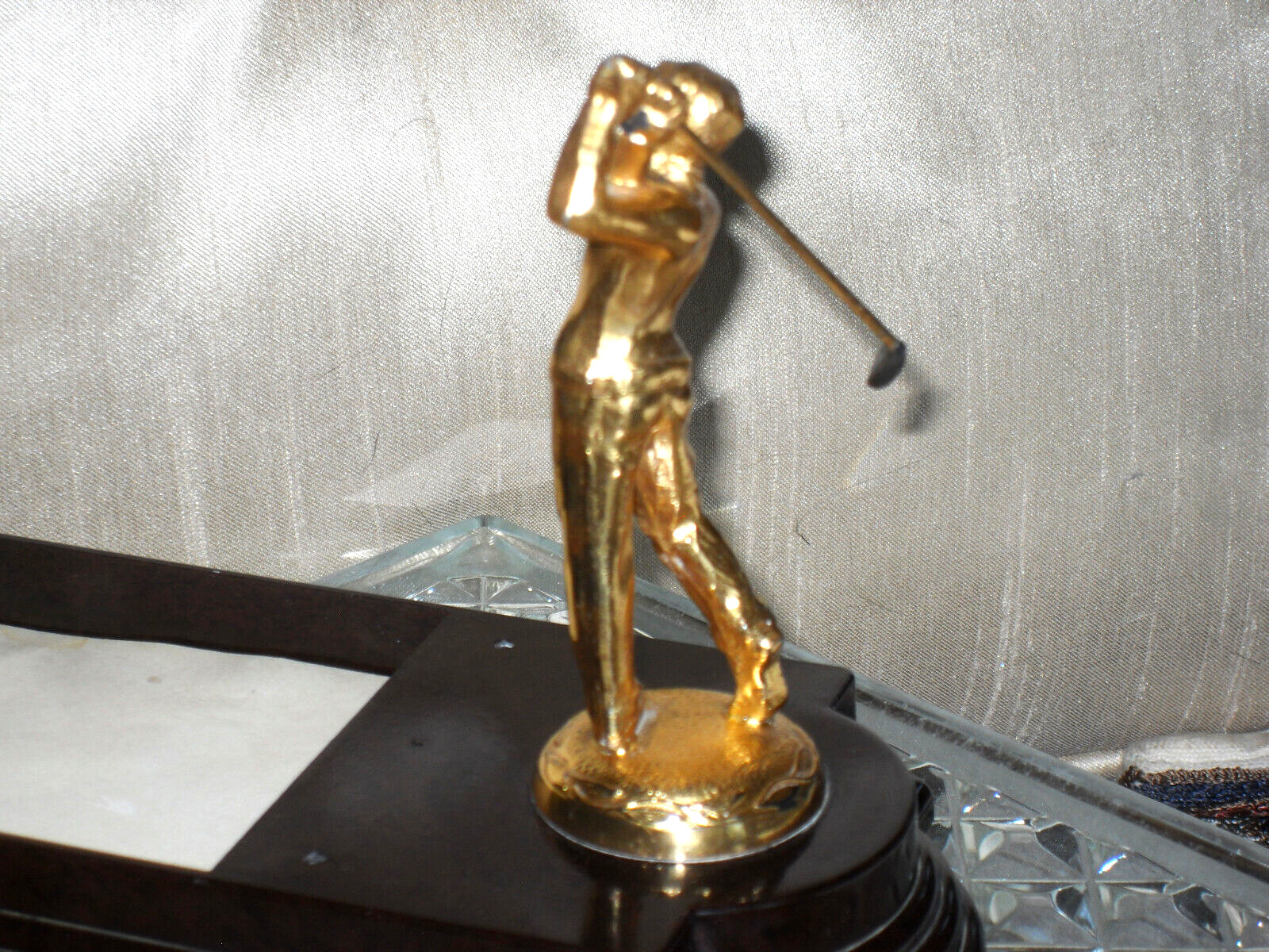 Vintage Dodge Wm A Rogers trophy, golden golfer on Bakelite desk tray notepad