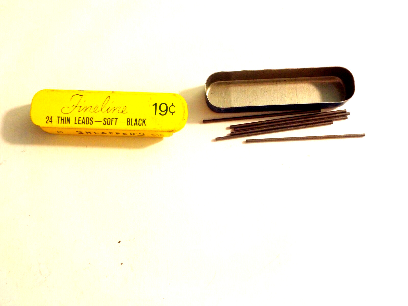 Shaeffer’s Fineline Soft Black Thin Leads Has 5 Leads Metal Container S15 Vtg