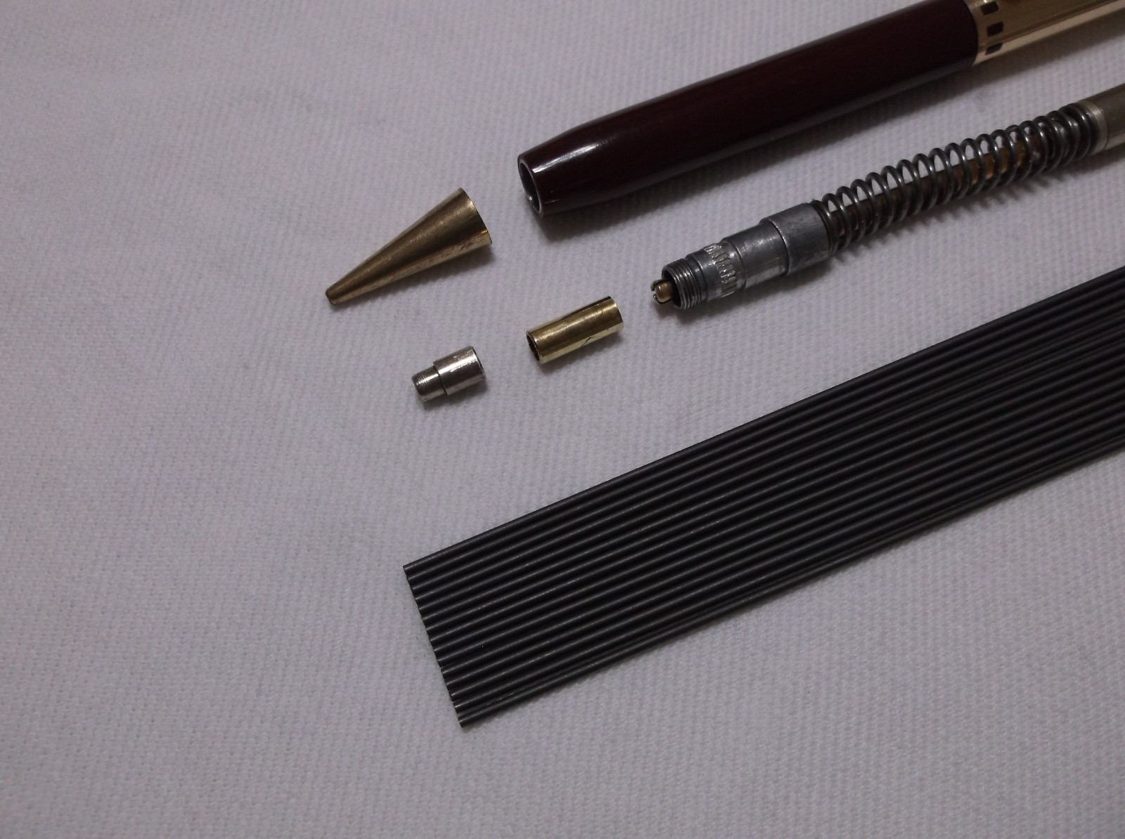 VINTAGE WAHL EVERSHARP CORONET BURGUNDY / GOLD REPEATER PENCIL / 1.18 mm LEAD