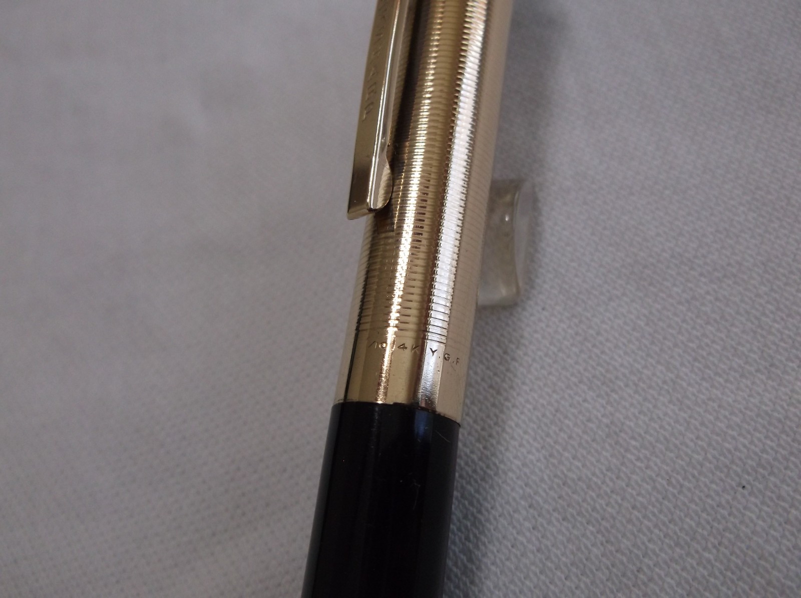 VINTAGE EVERSHARP SKYLINE BLACK AND GOLD FILLED MECHANCIAL PENCIL / 1.18 mm LEAD