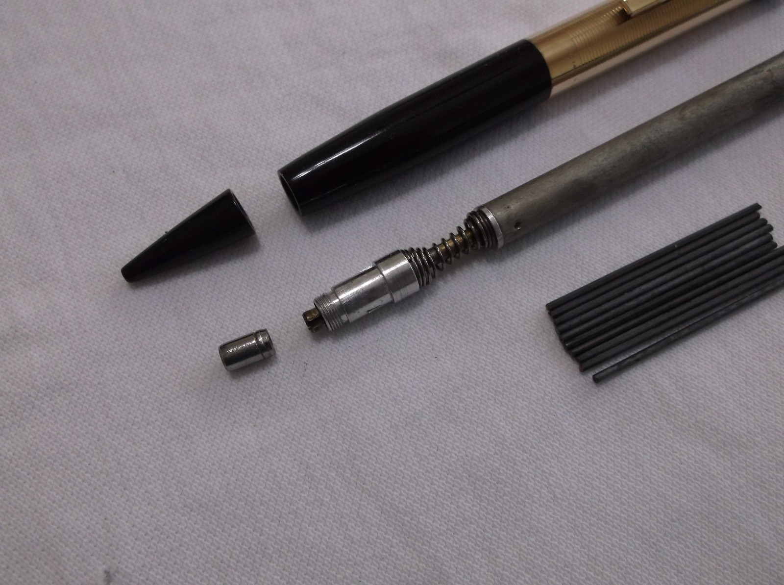 VINTAGE EVERSHARP SKYLINE BLACK AND GOLD FILLED MECHANCIAL PENCIL / 1.18 mm LEAD