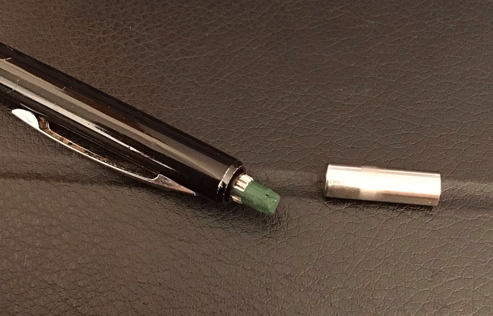 Pentel 5 Mechanical Pencil 0.5 mm Ribbed Plastic Barrel Japan (used) w 3 lead