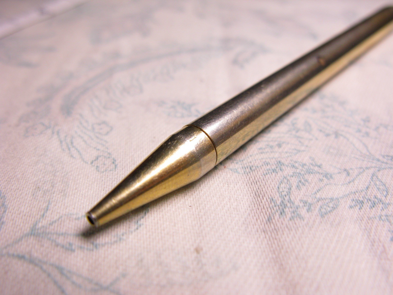 Small Unbranded Vintage Mechanical Pencil Silver and gold toned faded working