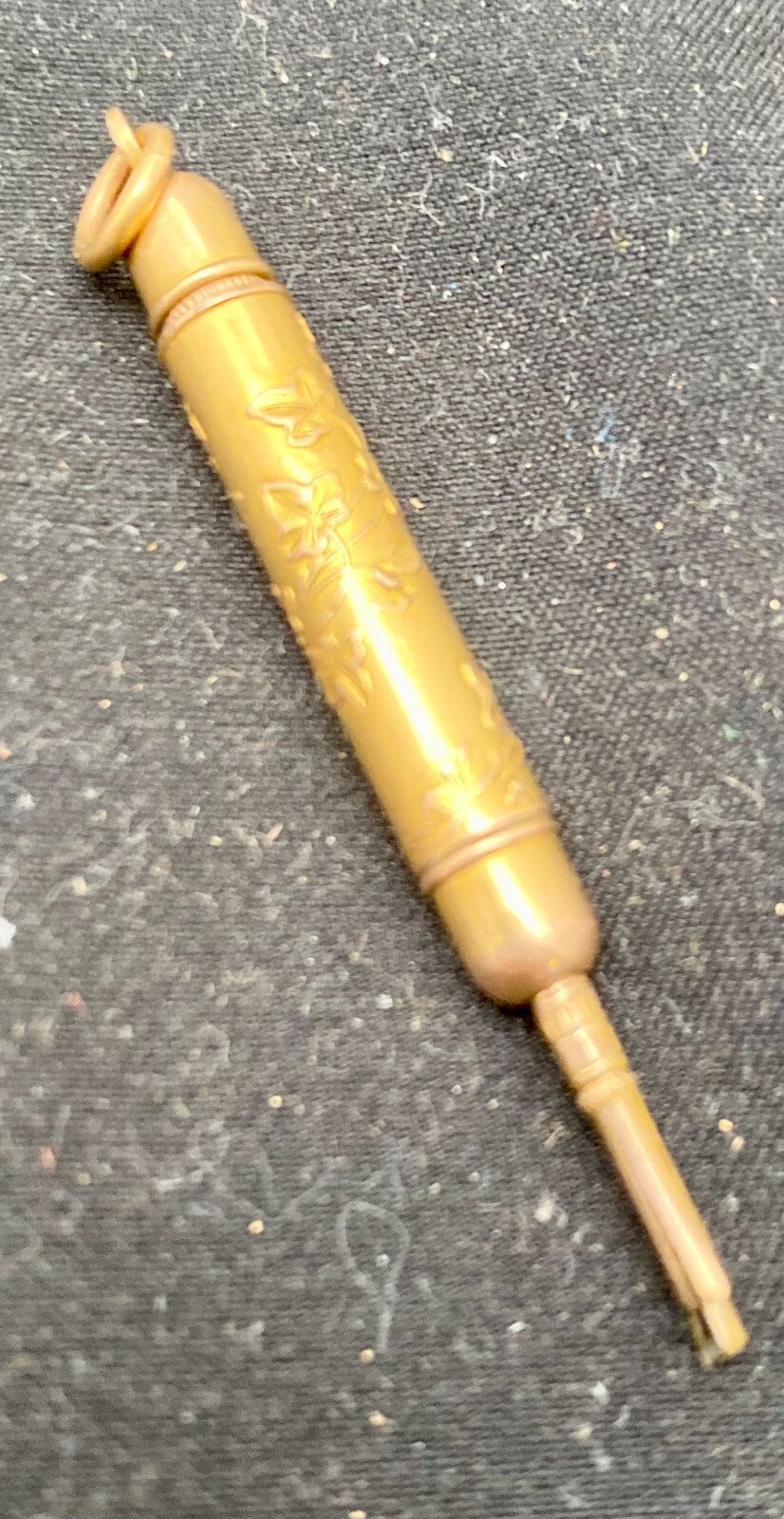 BEAUTIFUL ANTIQUE GOLD PLATED MINI RETRACTABLE PENCIL, BRANCHES RELIEF c1900 vg
