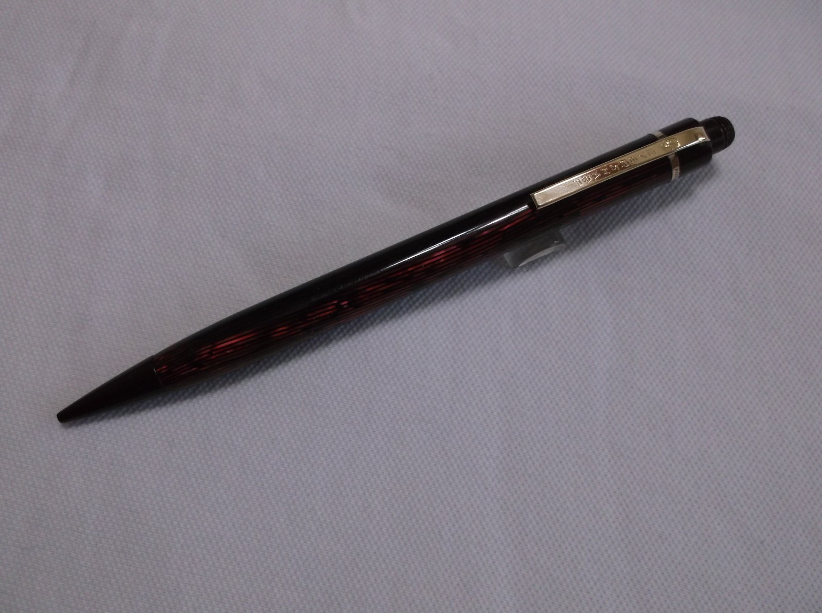 VINTAGE EVERSHARP SKYLINE RED STRIPE MOIRE MECHANCIAL PENCIL / 1.1 mm LEAD