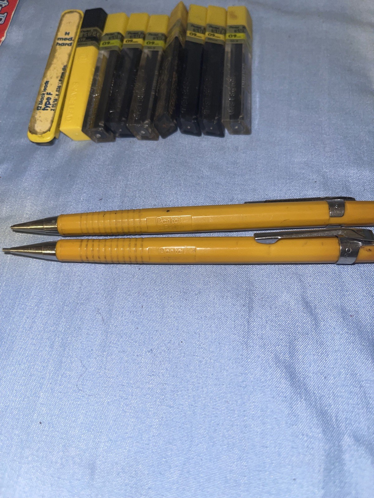 VTG Pentel bundle P209 Yellow 0.9mm Mechanical Pencils & lot of NIB leads