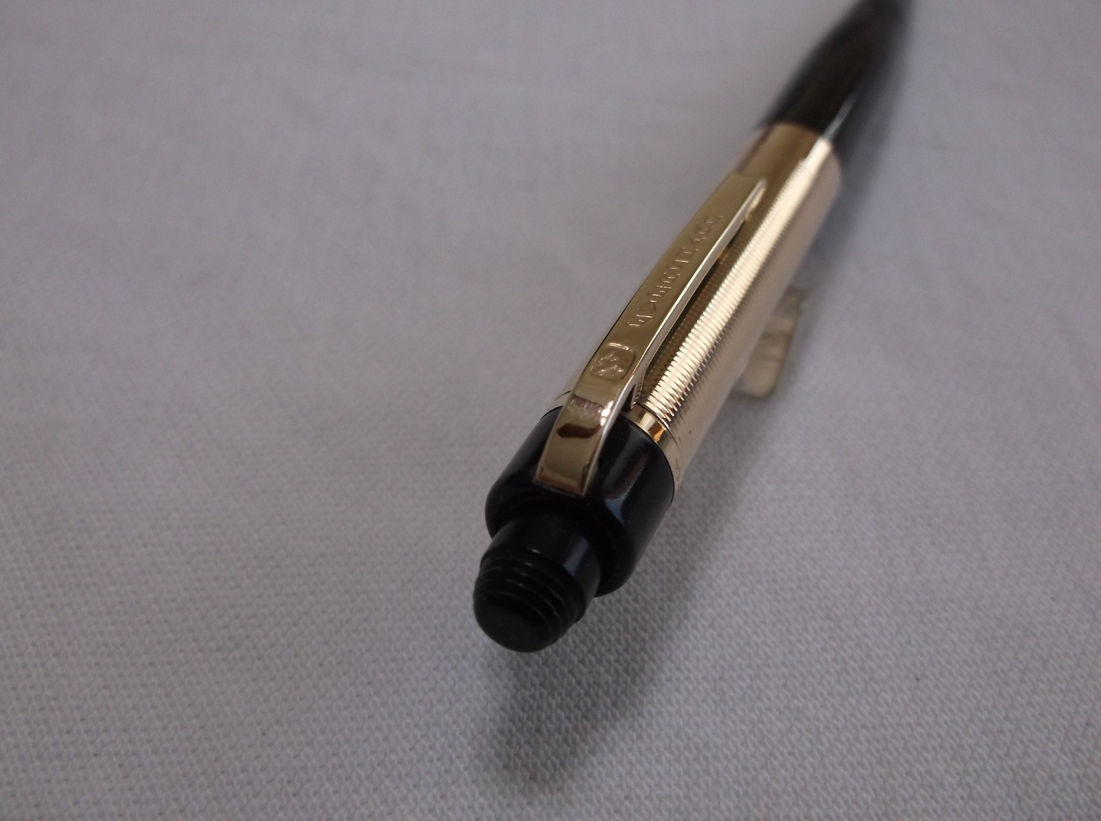 VINTAGE EVERSHARP SKYLINE BLACK AND GOLD FILLED MECHANCIAL PENCIL / 1.18 mm LEAD