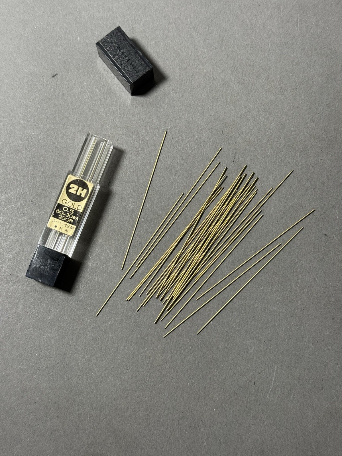 RARE Box Vintage Japanese GOLD Pencil Lead Coleen 2H NOS 0.5 30 leads JIS