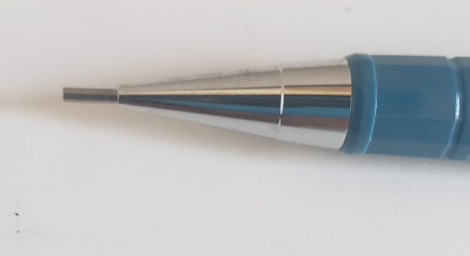 4 Pentel Pencils 2 P207 0.7mm P205 0.5mm PG305 0,5mm 2 tubes of lead P16