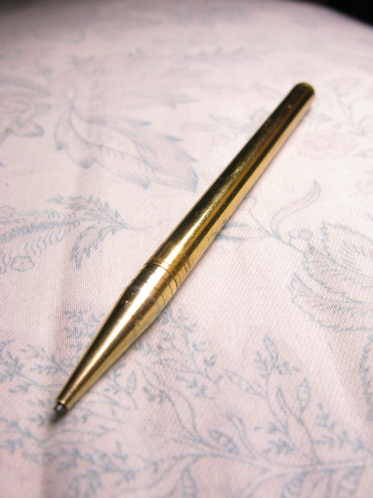 3.5 inch gold tone vintage mechanical pencil Working with lead