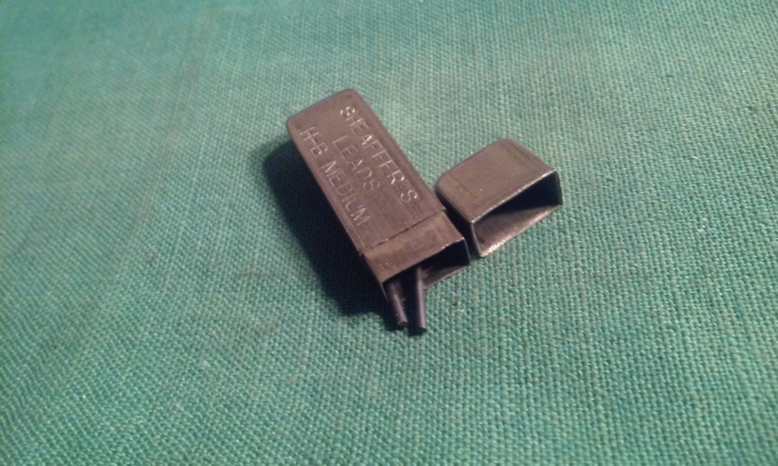 Rare Vintage W. A. Sheaffer’s Pen Co. Tiny Metal Case w/2 Short Leads Soft