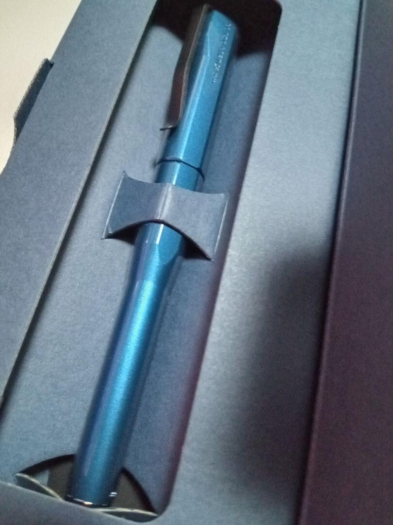 Uni Kuru Toga Dive 0.5mm Mechanical Pencil M5-5000 Dense Green In Hand