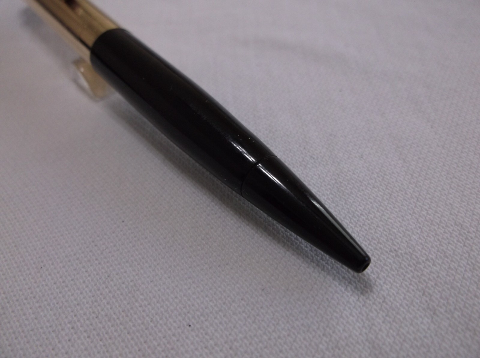 VINTAGE EVERSHARP SKYLINE BLACK AND GOLD FILLED MECHANCIAL PENCIL / 1.18 mm LEAD