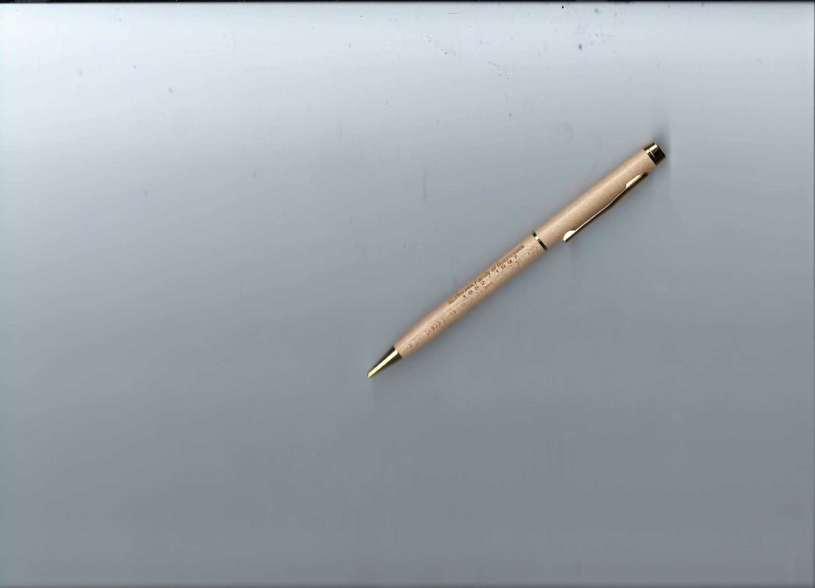 Vintage Unbranded Handmade Light Wood W/Gold Trim 0.9 mm Twist Pencil W/ Adv.