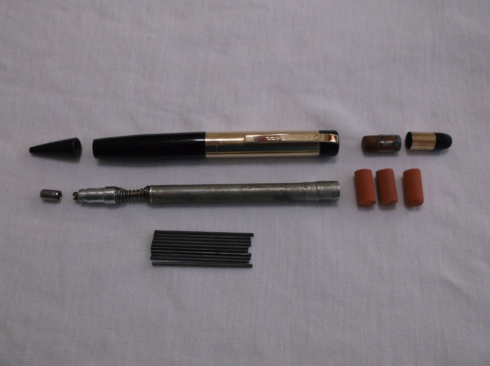 VINTAGE EVERSHARP SKYLINE BLACK AND GOLD FILLED MECHANCIAL PENCIL / 1.18 mm LEAD