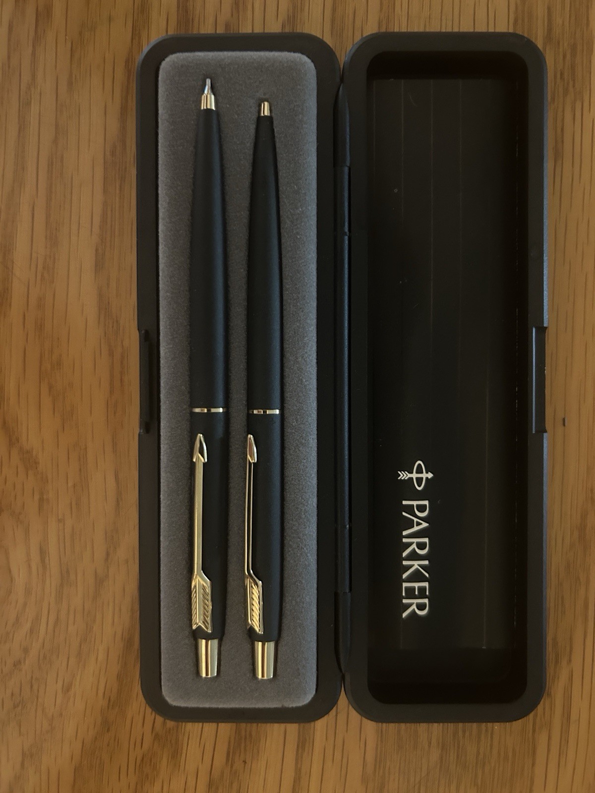 NEW VINTAGE PARKER PEN AND MECHANICAL PENCIL SET. 0831-002-000000, BLACK /GOLD