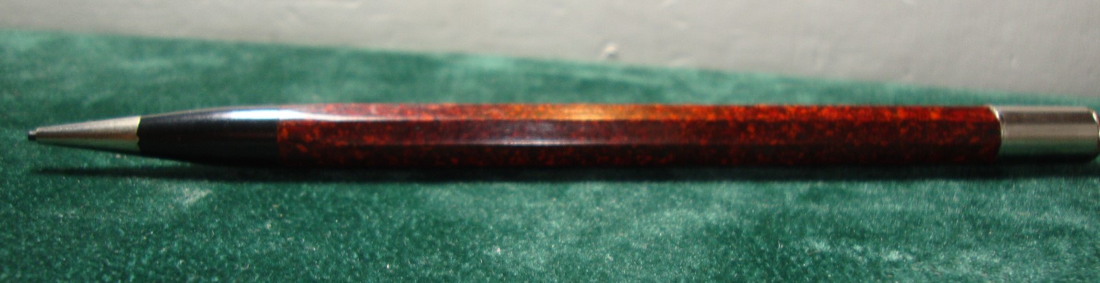 VINTAGE (1960S) OCTAGONAL MECHANICAL PENCIL (AUTOPOINT) WITH LEAD