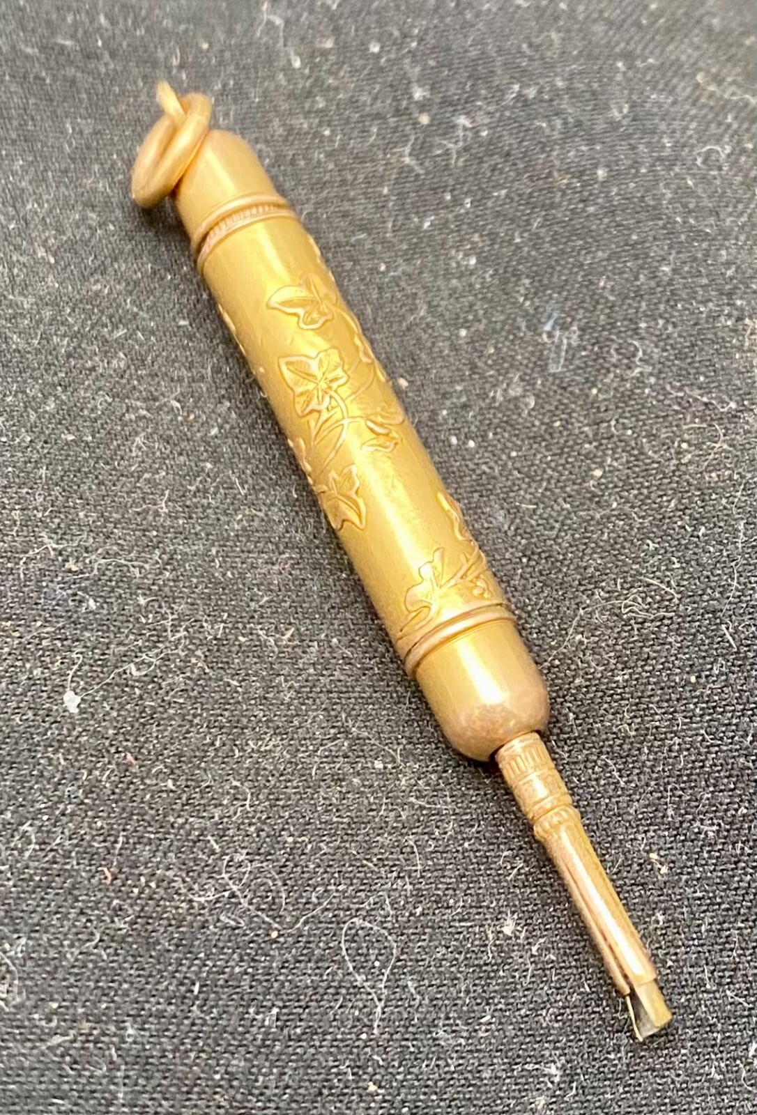 BEAUTIFUL ANTIQUE GOLD PLATED MINI RETRACTABLE PENCIL, BRANCHES RELIEF c1900 vg