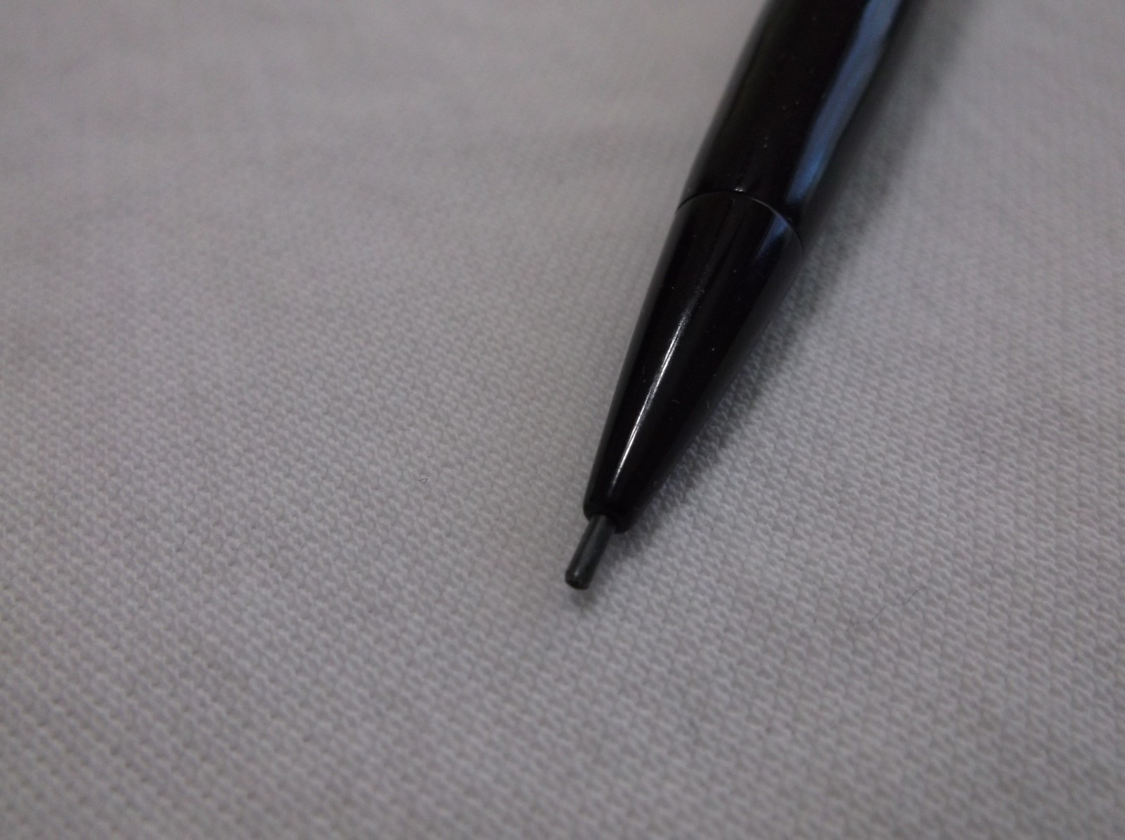 VINTAGE EVERSHARP SKYLINE BLACK AND GOLD FILLED MECHANCIAL PENCIL / 1.18 mm LEAD