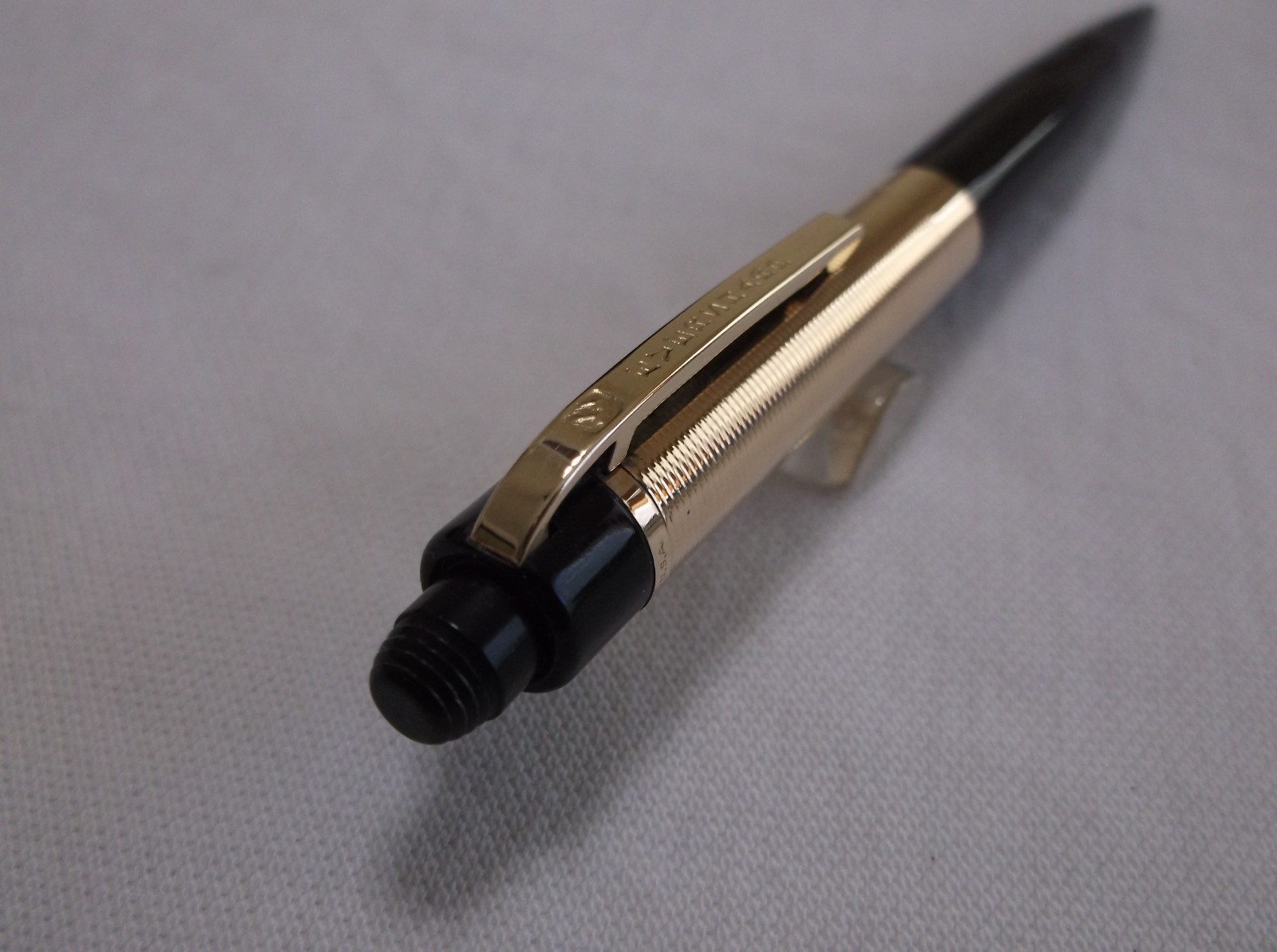 VINTAGE EVERSHARP SKYLINE BLACK AND GOLD FILLED MECHANCIAL PENCIL / 1.18 mm LEAD
